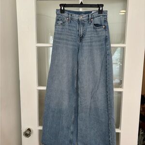 GAP Women’s Baggy Mid Rise Light Wash Jeans Size 25